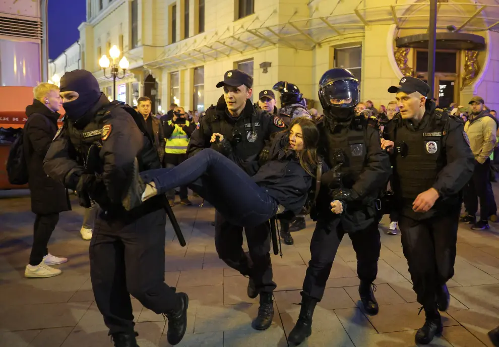 Russian police officers detain a person during an unsanctioned rally, after opposition activists called for street protests against the mobilisation of reservists ordered by President Vladimir Putin, in Moscow, Russia September 21, 2022. REUTERS/REUTERS PHOTOGRAPHER UKRAINE-CRISIS/MOBILISATION-PROTESTS