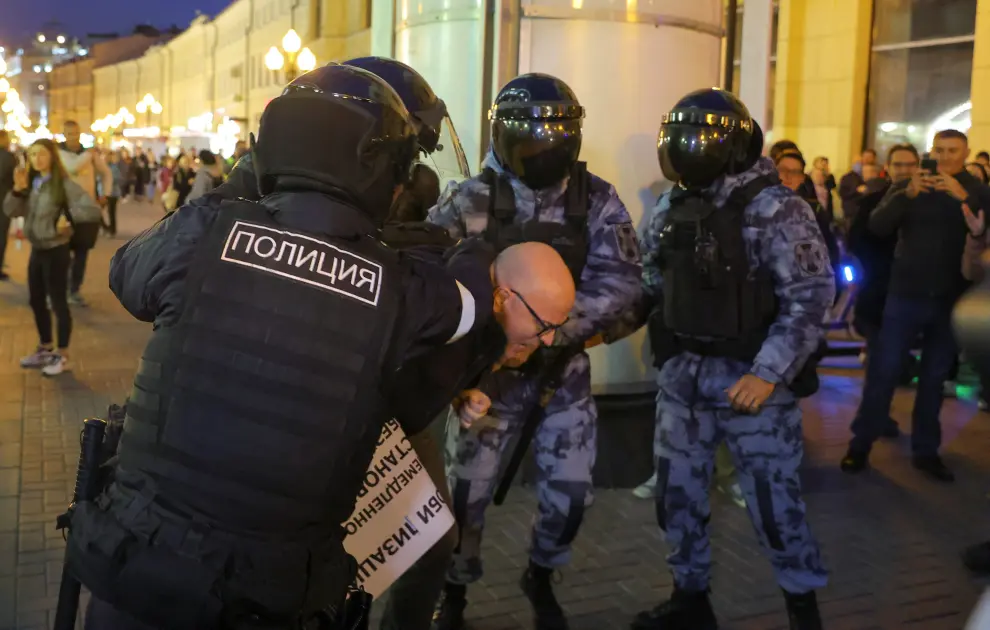Russian police officers detain a man during an unsanctioned rally, after opposition activists called for street protests against the mobilisation of reservists ordered by President Vladimir Putin, in Moscow, Russia September 21, 2022. REUTERS/REUTERS PHOTOGRAPHER UKRAINE-CRISIS/MOBILISATION-PROTESTS