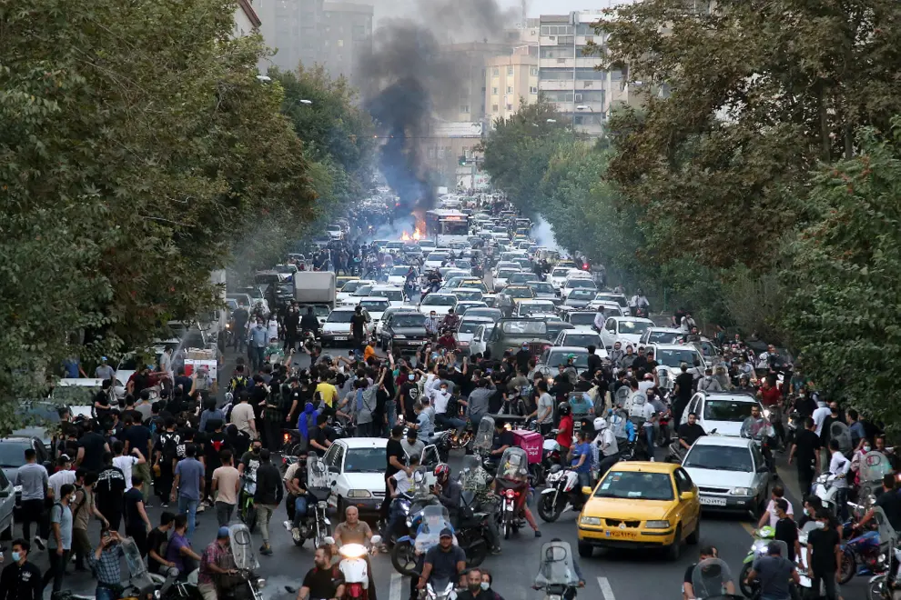 Tehran (Iran (islamic Republic Of)), 21/09/2022.- People clash with police during a protest following the death of Mahsa Amini, in Tehran, Iran, 21 September 2022. Mahsa Amini, a 22-year-old Iranian woman, was arrested in Tehran on 13 September by the morality police, a unit responsible for enforcing Iran's strict dress code for women. She fell into a coma while in police custody and was declared dead on 16 September, with the authorities saying she died of a heart failure while her family advising that she had no prior health conditions. Her death has triggered protests in various areas in Iran and around the world. According to Iran's state news agency IRNA, Iranian President Ebrahim Raisi expressed his sympathy to the family of Amini on a phone call and assured them that her death will be investigated carefully. Chief Justice of Iran Gholam-Hossein Mohseni-Eje'i assured her family that upon its conclusion, the investigation results by the Iranian Legal Medicine Organization will be
