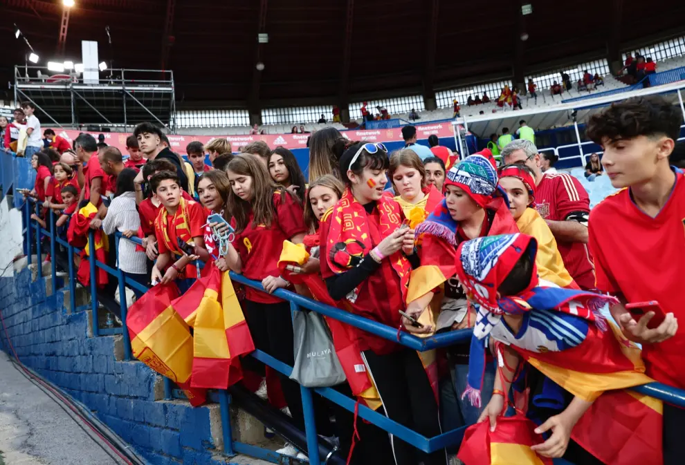 La Romareda ruge ante el partido España-Suiza.