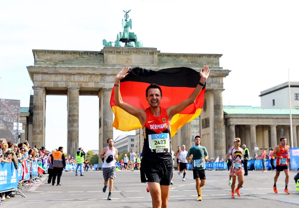 Athletics - Berlin Marathon - Berlin, Germany - September 25, 2022 Runners in action during the race REUTERS/Fabrizio Bensch ATHLETICS-BERLIN/