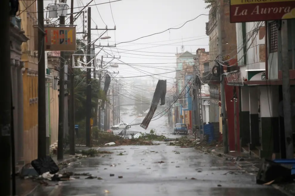 A man runs on the streets as Hurricane Ian passes through Pinar del Rio, Cuba, September 27, 2022. REUTERS/Alexandre Meneghini STORM-IAN/CUBA