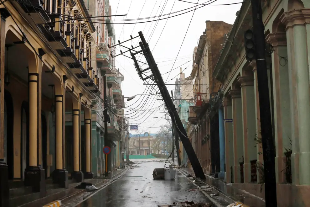Debris hang on the street in the aftermath of Hurricane Ian's passage through Pinar del Rio, Cuba, September 27, 2022. REUTERS/Alexandre Meneghini STORM-IAN/CUBA