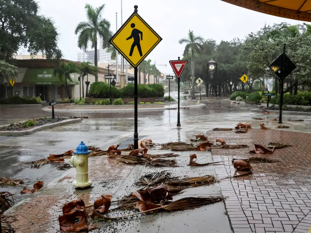 Local residents talk in the street after a tree fell across their street as Hurricane Ian makes landfall in southwestern Florida, in Tampa, Florida, U.S., September 28, 2022. REUTERS/Shannon Stapleton STORM-IAN/FLORIDA