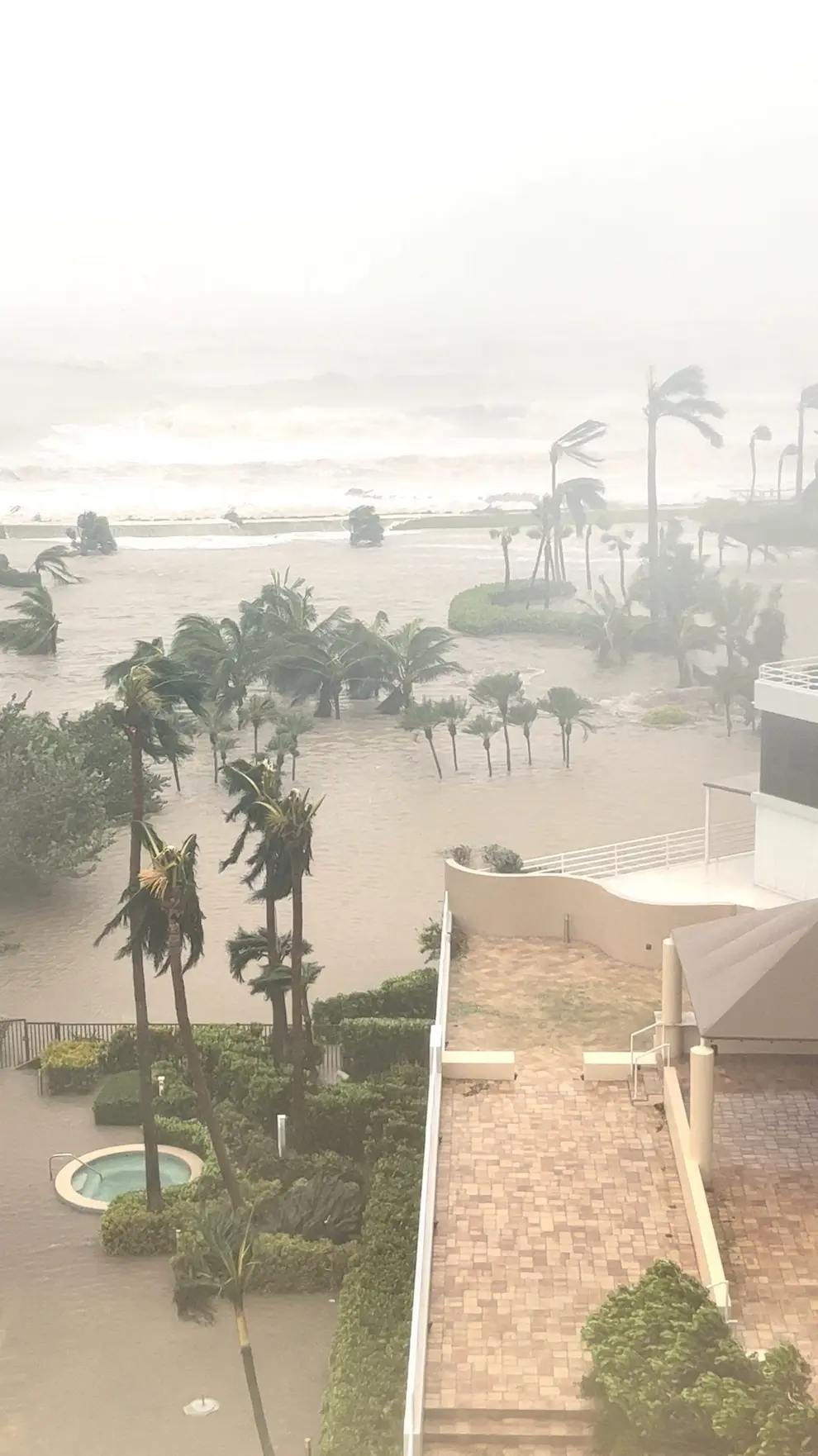 Strong winds and rain are seen as Hurricane Ian makes landfall in southwestern Florida, in Naples, Florida, U.S. September 28, 2022 in this screen grab from a social media video. Teresa Smith Instagram @tscitychic/via REUTERS  THIS IMAGE HAS BEEN SUPPLIED BY A THIRD PARTY. MANDATORY CREDIT. NO RESALES. NO ARCHIVES. STORM-IAN/FLORIDA-NAPLES-UGC