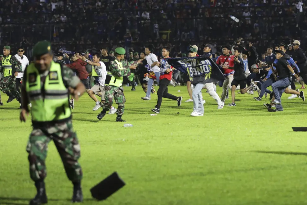 Arema FC supporters enter the field after the team they support lost to Persebaya after the league BRI Liga 1 football match at Kanjuruhan Stadium, Malang, East Java province, Indonesia, October 2, 2022, in this photo taken by Antara Foto. Antara Foto/Ari Bowo Sucipto/via REUTERS    ATTENTION EDITORS - THIS IMAGE HAS BEEN SUPPLIED BY A THIRD PARTY. MANDATORY CREDIT. INDONESIA OUT. NO COMMERCIAL OR EDITORIAL SALES IN INDONESIA. SOCCER-INDONESIA/RIOT