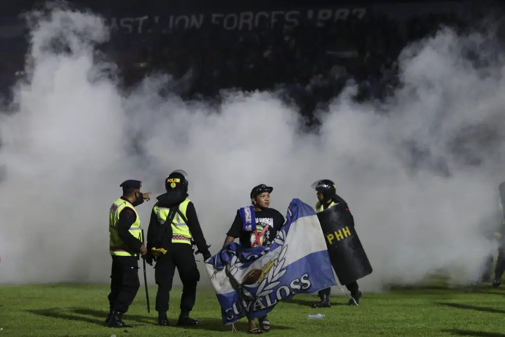 Arema FC supporters enter the field after the team they support lost to Persebaya after the league BRI Liga 1 football match at Kanjuruhan Stadium, Malang, East Java province, Indonesia, October 2, 2022, in this photo taken by Antara Foto. Antara Foto/Ari Bowo Sucipto/via REUTERS ATTENTION EDITORS - THIS IMAGE HAS BEEN SUPPLIED BY A THIRD PARTY. MANDATORY CREDIT. INDONESIA OUT. NO COMMERCIAL OR EDITORIAL SALES IN INDONESIA. SOCCER-INDONESIA/RIOT