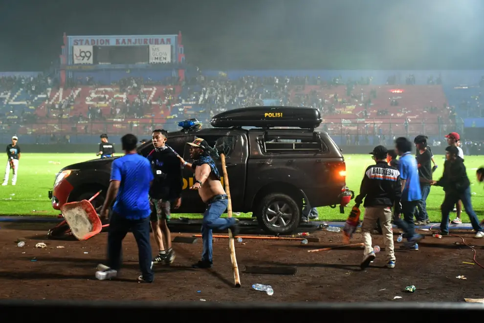 Supporters enter the field during the riot after the football match between Arema vs Persebaya at Kanjuruhan Stadium, Malang, East Java province, Indonesia, October 2, 2022. REUTERS/Stringer NO RESALES. NO ARCHIVES SOCCER-INDONESIA/RIOT