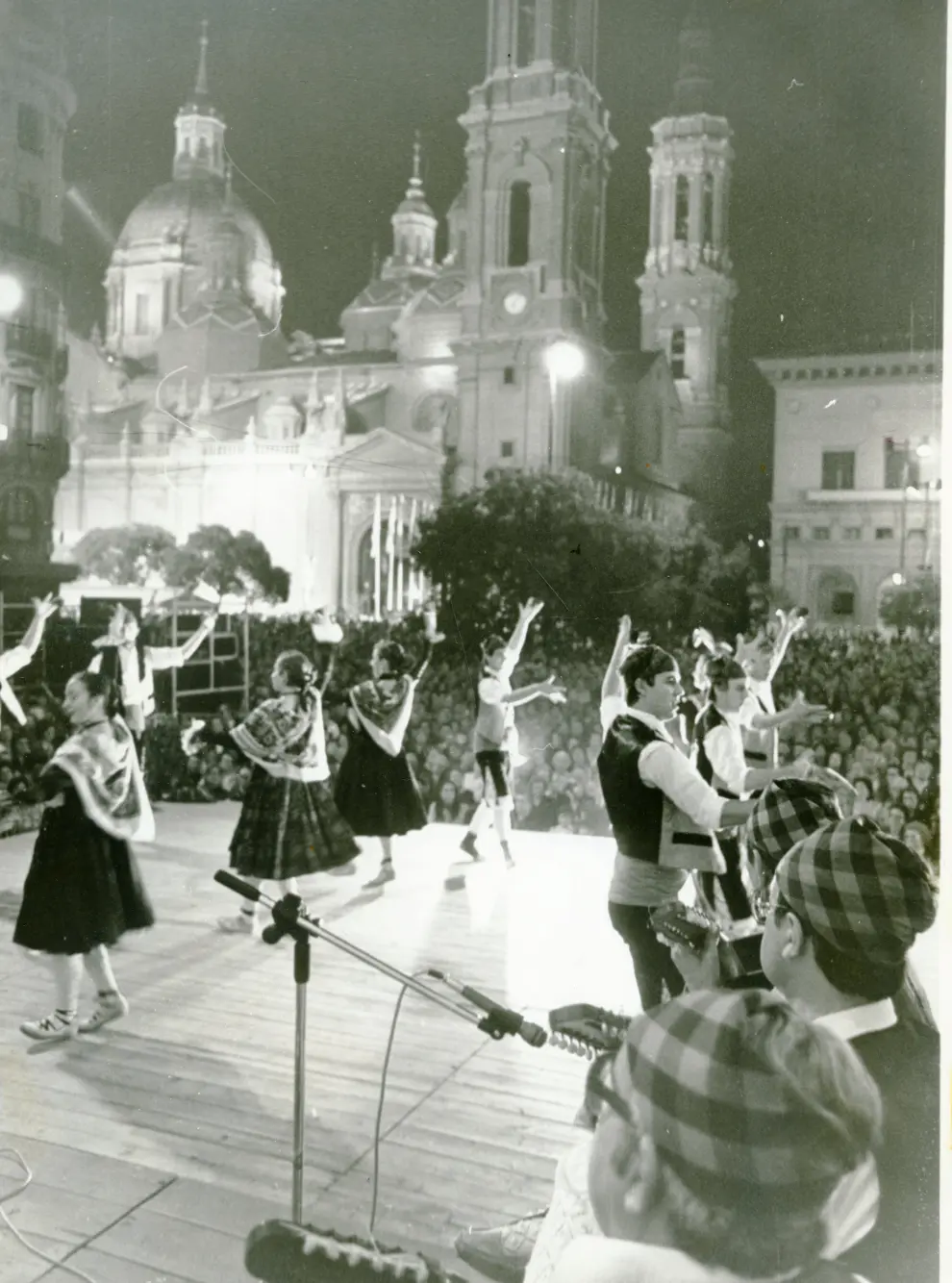 Actuación de un grupo jotero en la plaza del Pilar, en unas fiestas a mediados de los años 70.