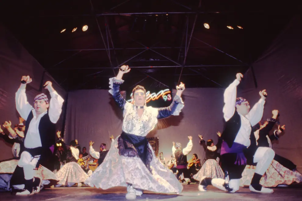 Actuación de unos bailadores de jota en la carpa de la calle Moret, en las fiestas del Pilar de 1993.