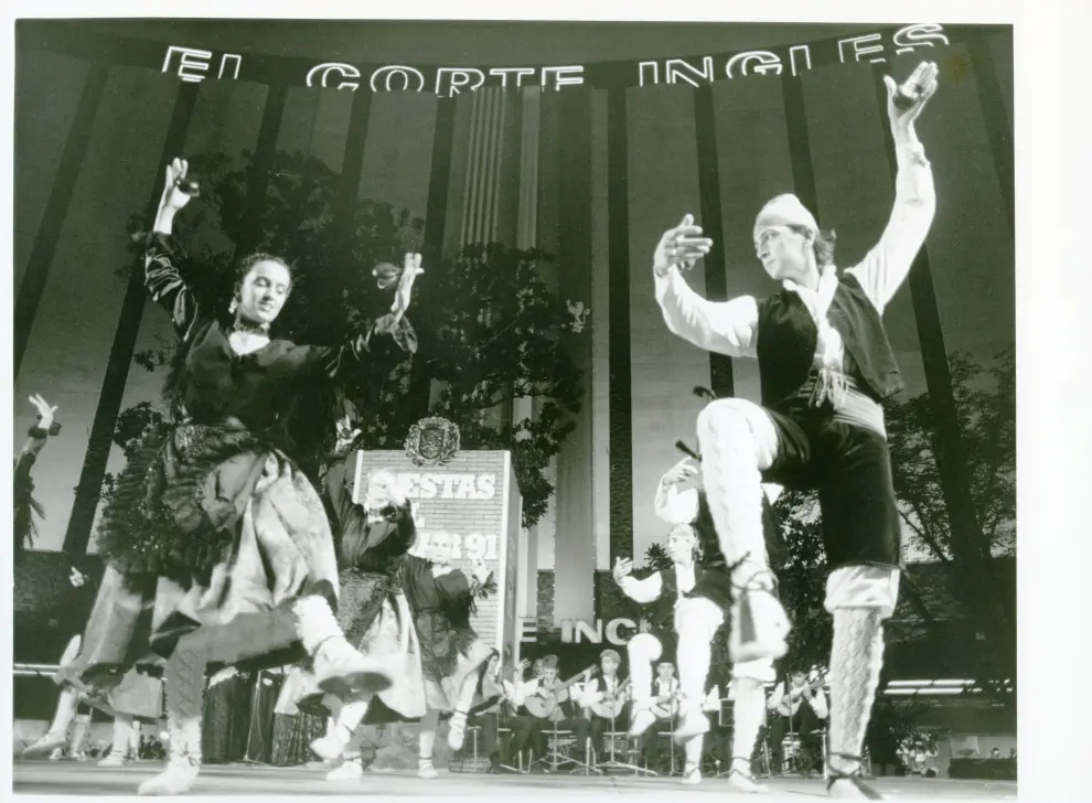 Las actuaciones de Baluarte Aragonés en el escenario del Corte Inglés tenían gran éxito de público. La imagen es de las fiestas de 1991.