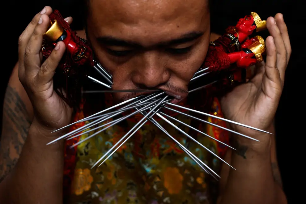 A medium woman with her mouth pierced is portrayed while in trance during the Jui Tui Shrine procession amidst celebrations of the annual vegetarian festival, observed by Taoist devotees from the Thai-Chinese community in the ninth lunar month of the Chinese calendar, in Phuket Town, Thailand October 2, 2022. REUTERS/Jorge Silva THAILAND-RELIGION/PORTRAITS