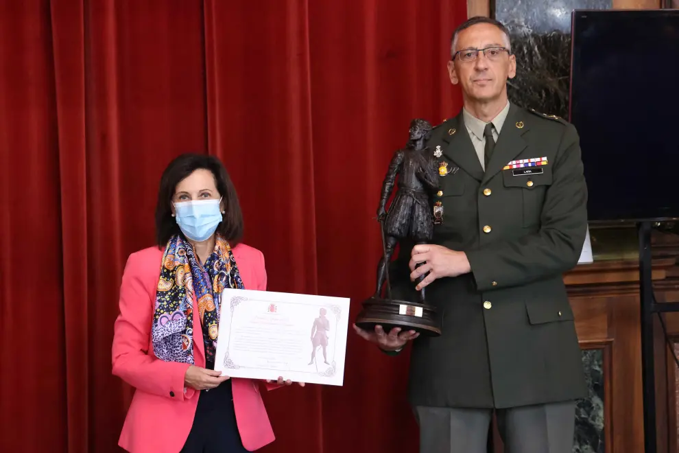 La ministra Margarita Robles entrega el premio extraordinario de Defensa al director del Hospital Militar, general Juan Antonio Lara, en la antigua Capitanía.