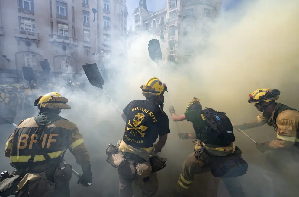 Bomberos forestales de toda España se manifiestan en Madrid.