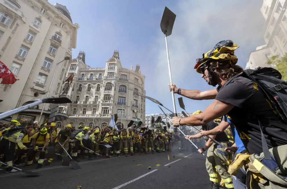 Bomberos forestales de toda España se manifiestan en Madrid.