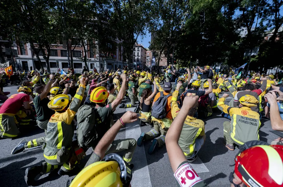 Bomberos forestales de toda España se manifiestan en Madrid.