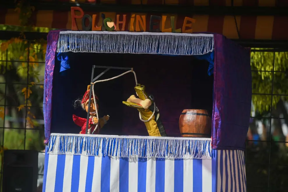 Los Titiriteros de Binéfar encienden con oficio y tradición la chispa de la fiesta en el Parque de las Marionetas.