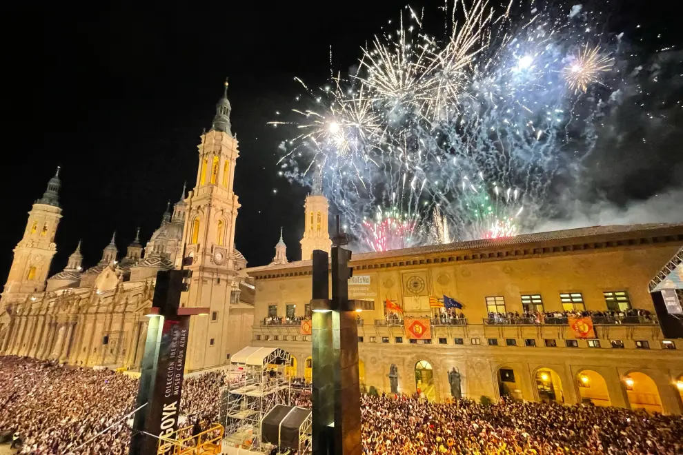 Pregón de las Fiestas del Pilar desde el balcón de Ayuntamiento