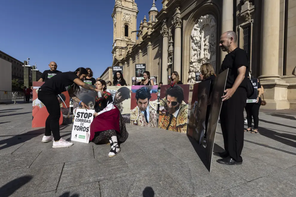 Protesta antitaurina en la plaza del Pilar de Zaragoza este domingo.