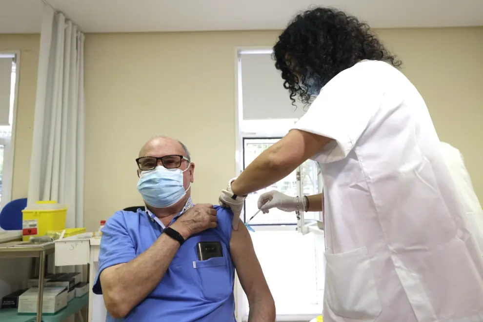 En centros de salud como el de La Bombarda ha dado comienzo la vacunación de los mayores de 80 años de covid y gripe por su especial vulnerabilidad.
