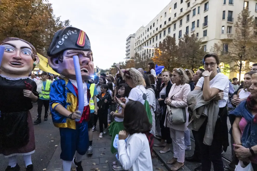 Fiestas del Pilar 2022: Desfile de peñas desde la plaza de Santa Engracia hasta San Pablo en el arrejuntamiento.