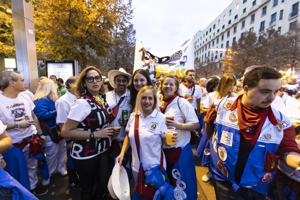 Fiestas del Pilar 2022: Desfile de peñas desde la plaza de Santa Engracia hasta San Pablo en el arrejuntamiento.