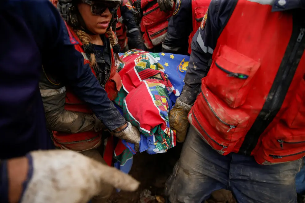 SENSITIVE MATERIAL. THIS IMAGE MAY OFFEND OR DISTURB Rescue members carry the body of a person that died during a landslide after floods due to heavy rains, in Tejerias, Venezuela October 9, 2022. REUTERS/Leonardo Fernandez Viloria VENEZUELA-WEATHER/