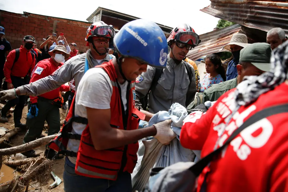 People remove debris following a landslide due to heavy rains, in Las Tejerias, Aragua state, Venezuela October 10, 2022. REUTERS/Leonardo Fernandez Viloria VENEZUELA-WEATHER/