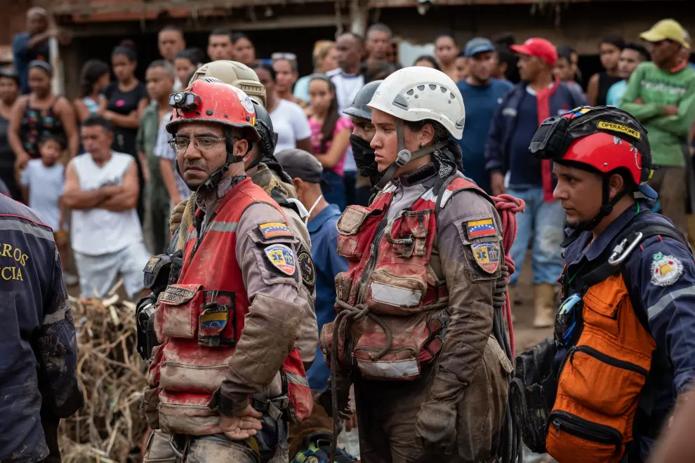 People remove debris following a landslide due to heavy rains, in Las Tejerias, Aragua state, Venezuela October 10, 2022. REUTERS/Leonardo Fernandez Viloria VENEZUELA-WEATHER/