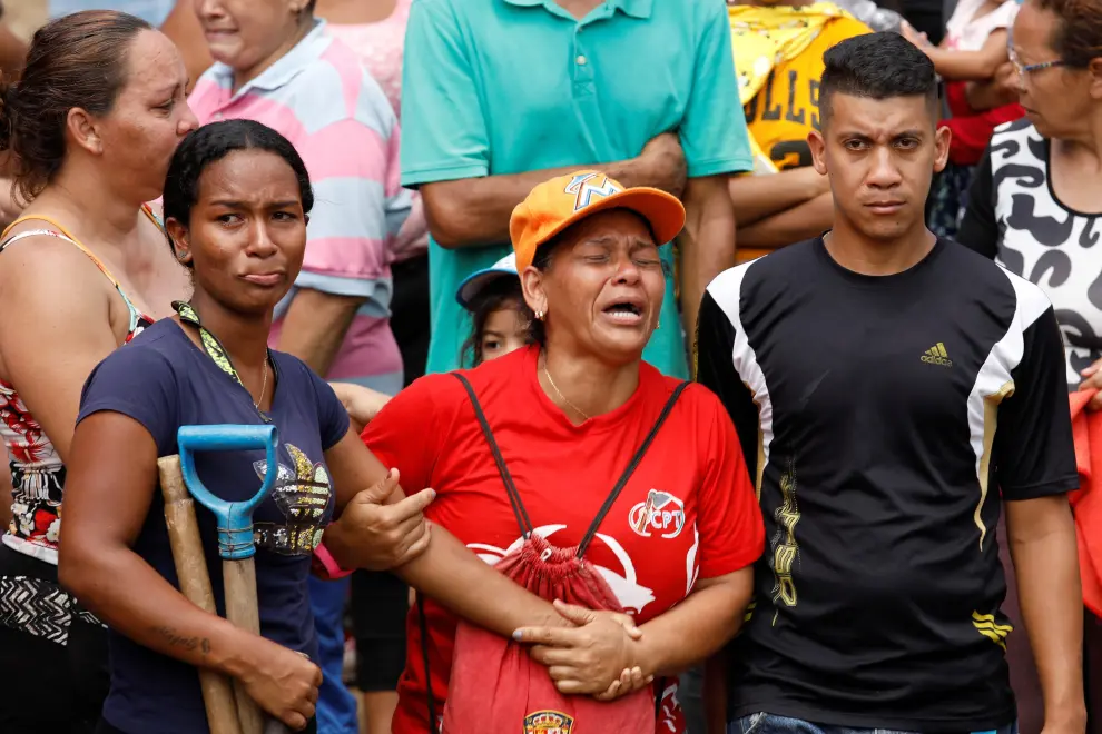 A woman reacts following a landslide due to heavy rains, in Las Tejerias, Aragua state, Venezuela October 10, 2022. REUTERS/Leonardo Fernandez Viloria VENEZUELA-WEATHER/