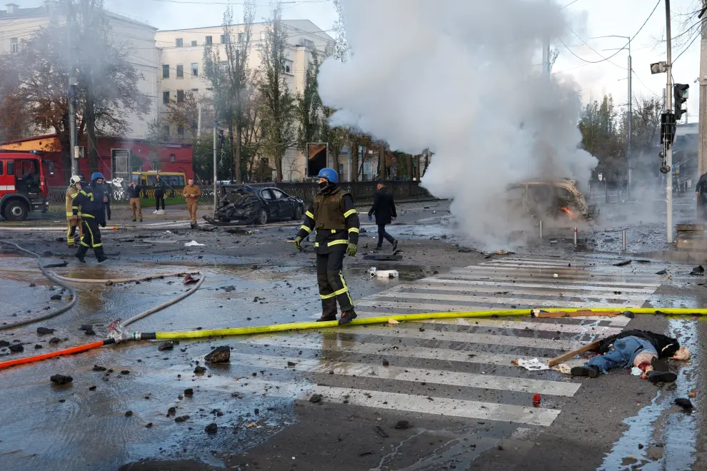 Cars are seen on fire after Russian missile strikes, as Russia's attack continues, in Kyiv, Ukraine October 10, 2022. REUTERS/Valentyn Ogirenko UKRAINE-CRISIS/KYIV-BLAST