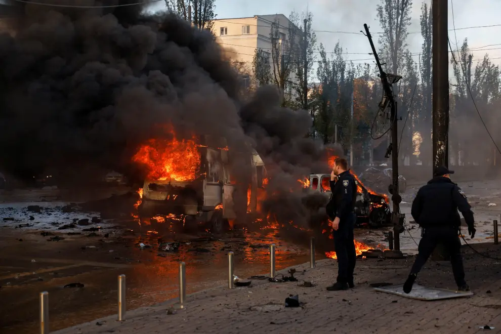 Cars are seen on fire after Russian missile strikes, as Russia's attack continues, in Kyiv, Ukraine October 10, 2022. REUTERS/Valentyn Ogirenko UKRAINE-CRISIS/KYIV-BLAST