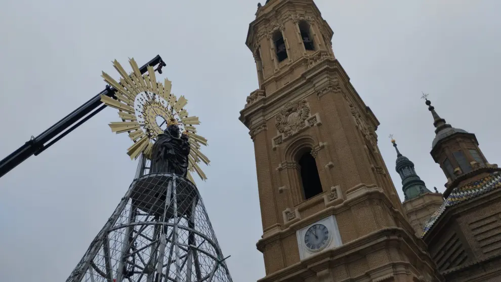 El montaje de la imagen de la Virgen del Pilar sobre la estructura de la Ofrenda de Flores que tendrá lugar mañana se ha realizado este martes.