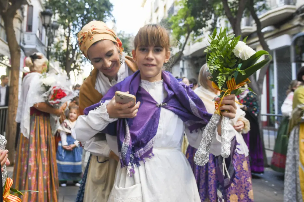 Continúa la afluencia de oferentes a la plaza del Pilar en un ambiente festivo