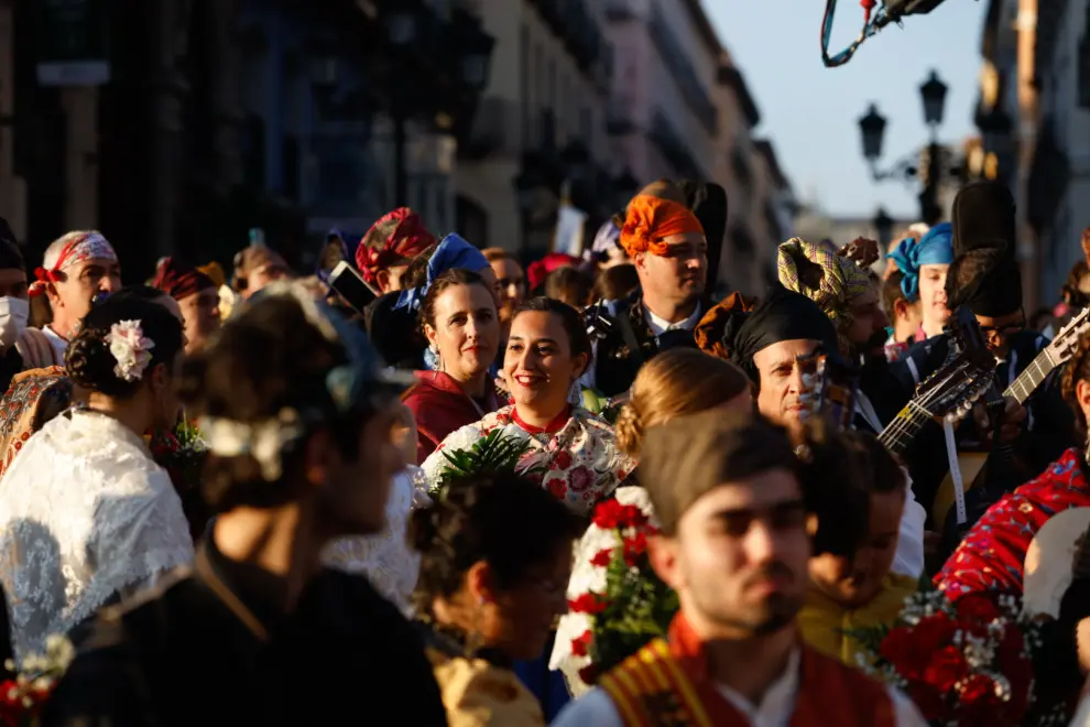 Ambiente festivo en la Ofrenda de Flores de las Fiestas del Pilar