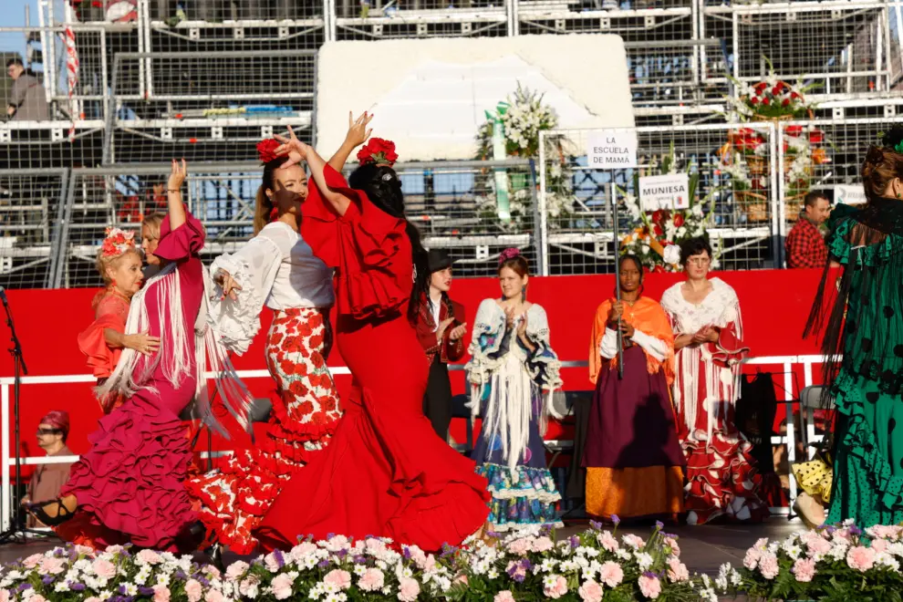 Ambiente festivo en la Ofrenda de Flores de las Fiestas del Pilar