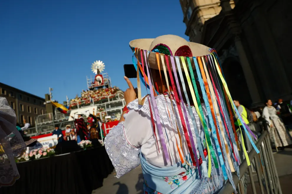 Una mujer con un sombrero con cintas de colores.