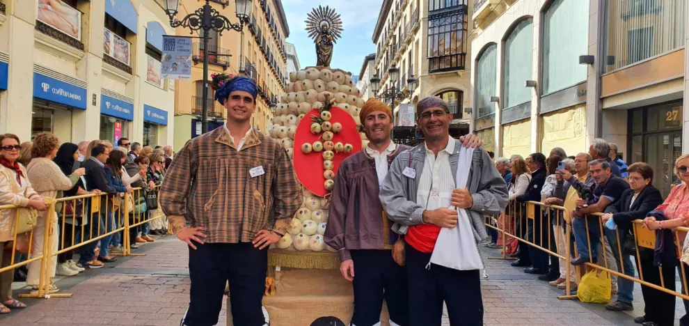 300 kilos de cebolla de Fuentes en forma de manto provocan los aplausos de los presentes en la calle Alfonso.