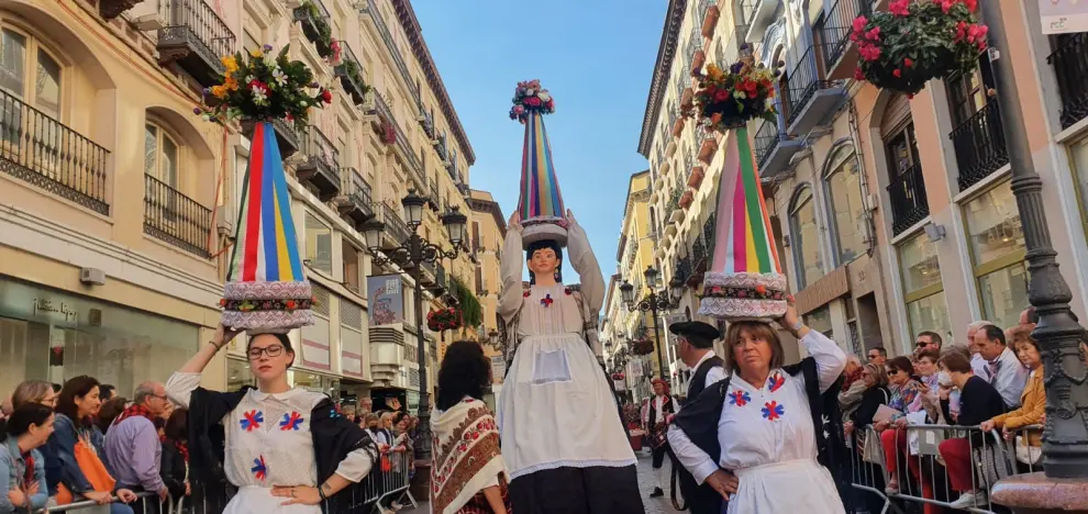Las móndidas de Sarnago, en Soria, desfilan en la Ofrenda de Frutos.