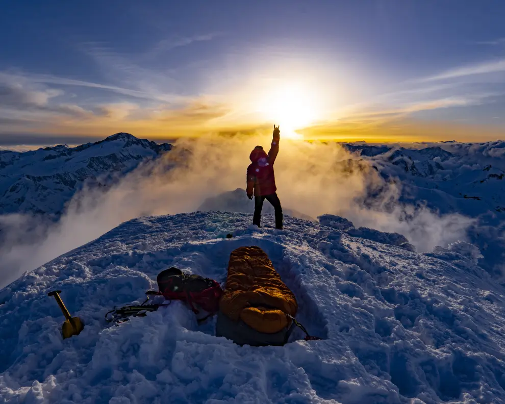 Gerard Olivé es ya un experto en hacer vivac en condiciones extremas, especialmente en cumbres nevadas. Su última aventura ha sido dormir en una hamaca colgada de dos aristas de la Cresta de Salenques.