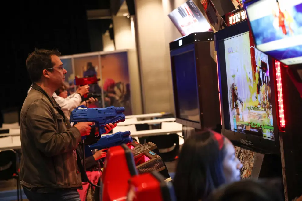 Cientos de aficionados de los videojuegos pueden disfrutar hasta el domingo de más de 150 puestos de juegos en la sala Multiusos.