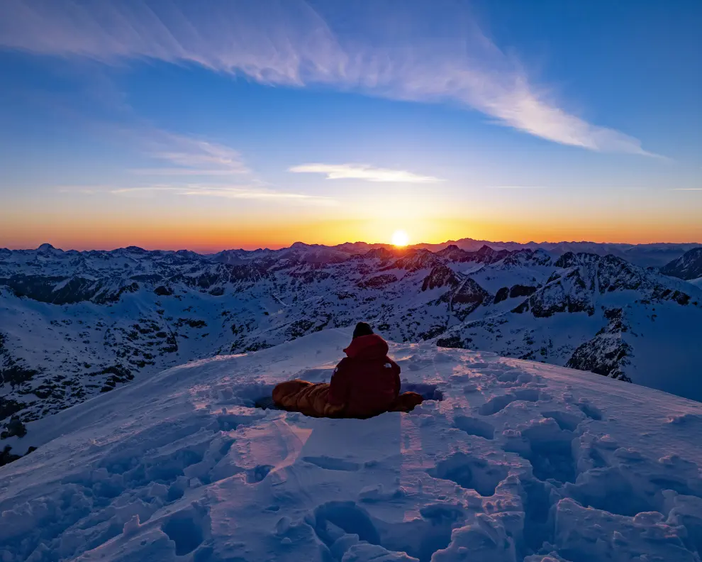 Gerard Olivé es ya un experto en hacer vivac en condiciones extremas, especialmente en cumbres nevadas. Su última aventura ha sido dormir en una hamaca colgada de dos aristas de la Cresta de Salenques.