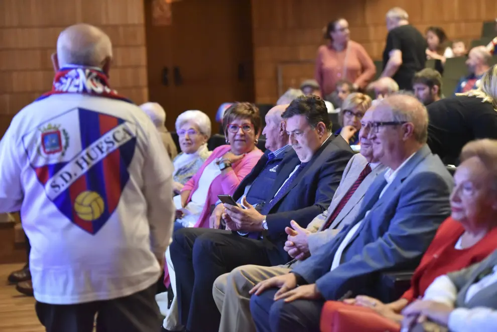 El primer encuentro de peñas del club azulgrana se ha celebrado con cerca de 500 asistentes en el Palacio de Congresos de Huesca.