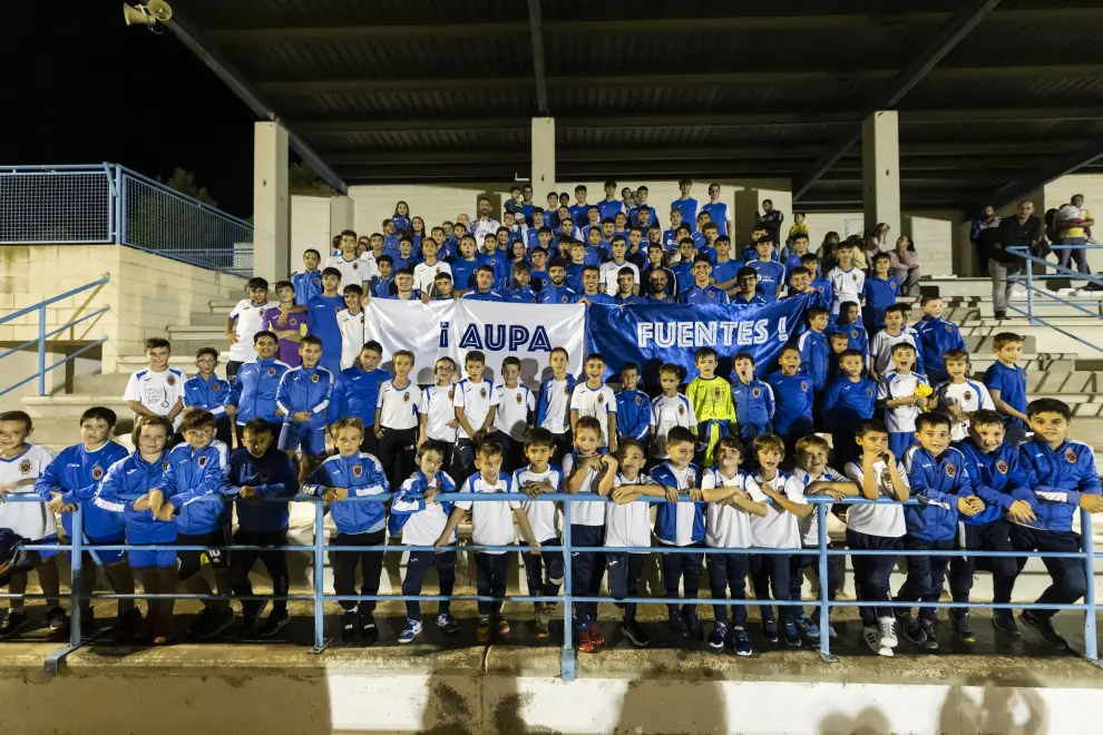 Los aficionados del Fuentes celebran su participación en la Copa del Rey
