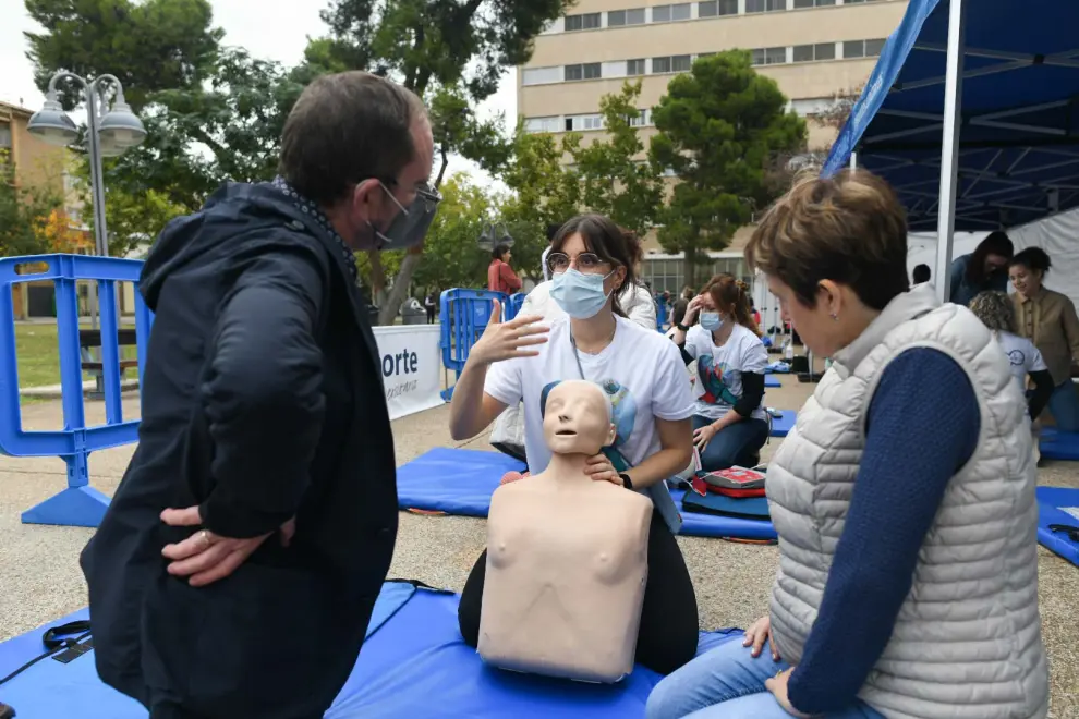 Profesionales sanitarios explican maniobras para reanimación en el Campus Universitario de San Francisco.