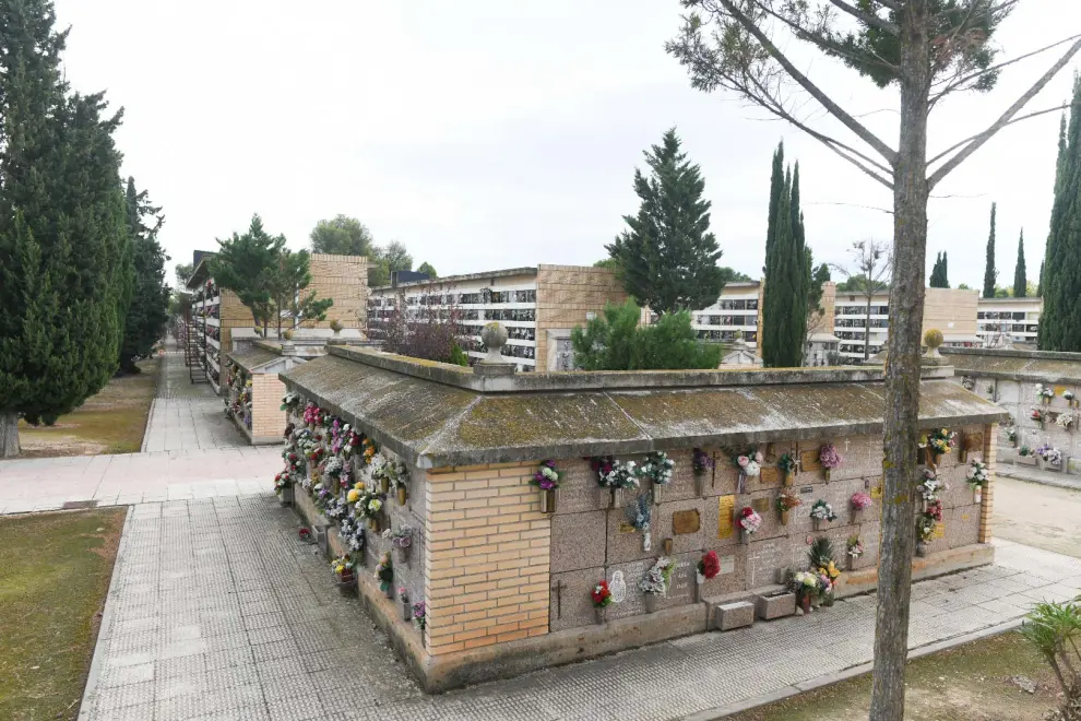 Este viernes el Cementerio de Torrero se prepara para comenzar a recibir a miles de zaragozanos que visitarán las tumbas de sus seres queridos a partir de este sábado.
