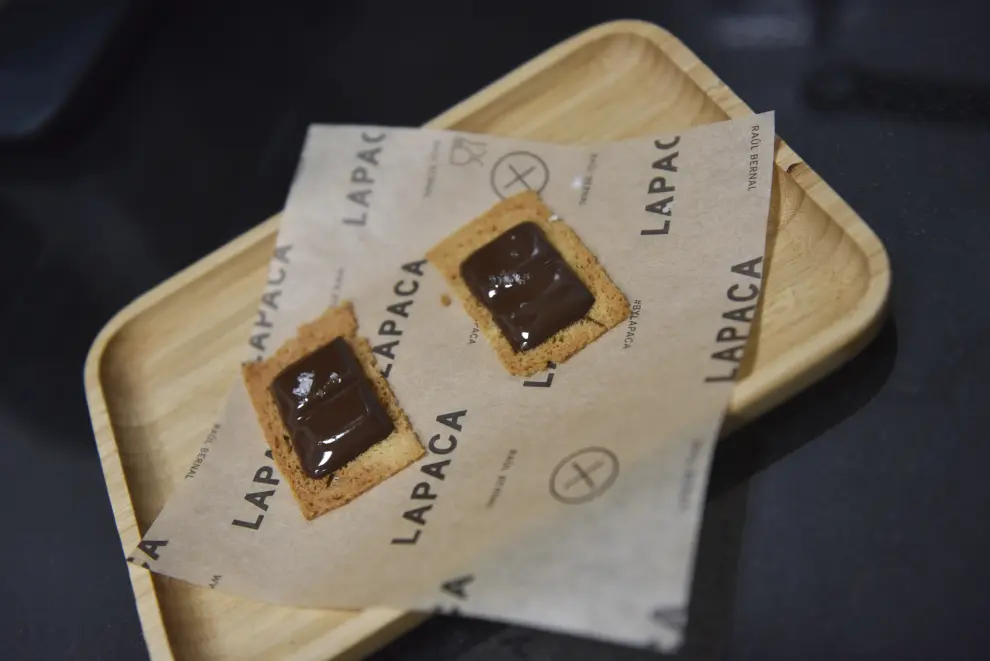 Una treintena de personas saborearon la dulce recompensa elaborada por el maestro chocolatero Raúl Bernal para la campaña de micromecenazgo del nuevo disco de Pecker.