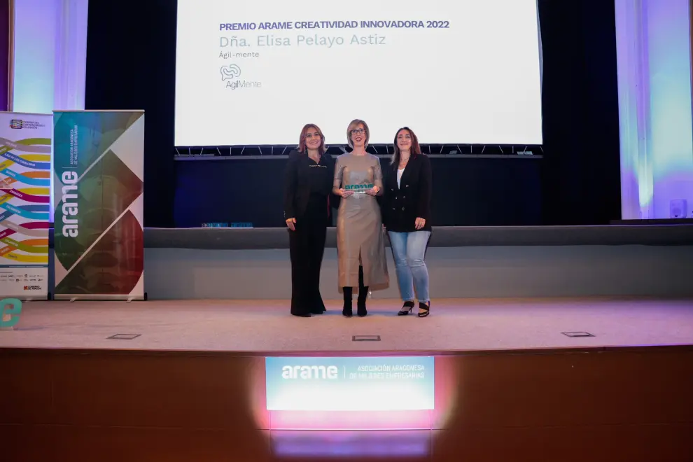 Premio a la Creatividad Innovadora, Elisa Pelayo Astiz de Ágilmente (centro), junto con Mª Soledad de la Puente Sánchez, directora general de Trabajo del Gobierno de Aragón y Olga Pinilla, de la Junta de ARAME.