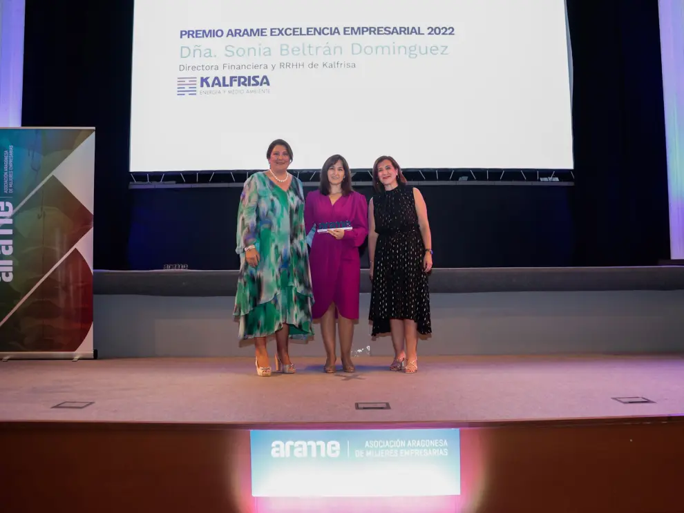 Premio a la Excelencia Empresarial, Sonia Beltrán Domínguez, directora financiera y de Recursos Humanos de Kalfrisa (centro), junto con Sara Fernández Escuer, Vicealcaldesa de Zaragoza y María López Palacín, Presidenta de ARAME.