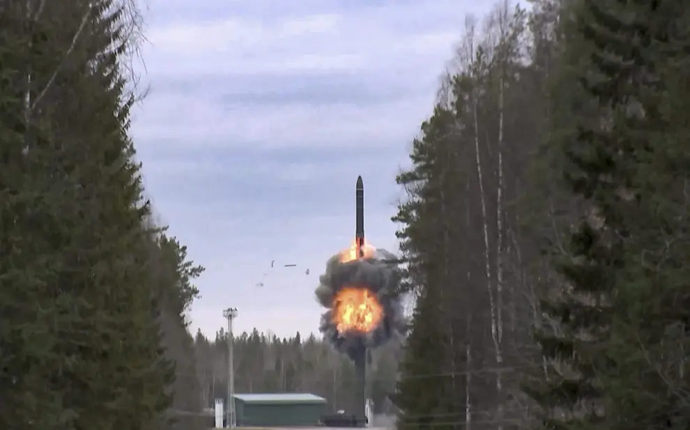 Plesetsk (Russian Federation), 26/10/2022.- A handout still image taken from a handout video provided by the Russian Defence ministry press-service shows 'Yars' intercontinental ballistic missile launches at Plesetsk Cosmodrome to Kura Test Range during training to test the Russian strategic deterrence forces in Plesetsk, Russia, 26 October 2022. The Russian military held a training session during which they practiced a massive nuclear strike in response to an enemy nuclear attack. Valery Gerasimov, Chief of the General Staff of the Armed Forces of the Russian Federation, said that the Yars missile system of the Strategic Missile Forces, the strategic missile submarine of the Northern Fleet Tula, and two Tu-95MS missile carriers were involved in the training. (Atentado, Rusia, Roma) EFE/EPA/RUSSIAN DEFENCE MINISTRY PRESS SERVICE / HANDOUT HANDOUT EDITORIAL USE ONLY/NO SALES
 RUSSIA DEFENCE